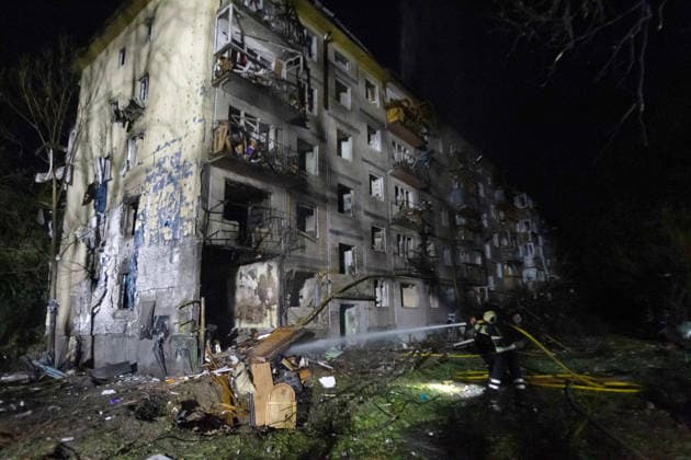 A State Emergency Service rescuer sprays water at the damaged structures of a five-storey apartment block in the Solomianskyi district, partially destroyed by an overnight Russian missile strike, Kyiv, Ukraine, August 1, 2026. The attack caused partial collapse and fire in the building. Rescue workers evacuated 35 residents from the upper floors. Two people were killed and eight injured.(Photo by Kyrylo Chubotin Ukrinform) Russian attack damages apartment block in Kyiv’s Solomianskyi district  Copyright: xKyryloxChubotinx