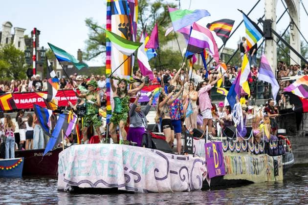 AMSTERDAM - The Blond & Blauw theater boat during the Canal Parade. The boat parade is traditionally part of the Pride celebrations in the capital. SEM VAN DER WAL ANP netherlands out - belgium out  Copyright: xx x564684438x originalFilename: 564684438.jpg