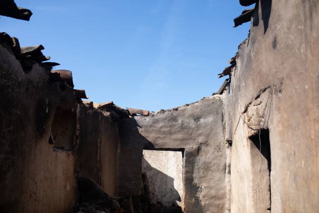 The situation with the Fermoselle, Zamora wildfire is improving and has been downgraded to severity level 1, although heat and wind will complicate matters this afternoon. Homes destroyed by a wildfire, as of August 1, 2026, in Mámoles, Zamora, Castile and León, Spain. The situation with the forest fire in Fermoselle, Zamora, is more favorable this Saturday than it was the previous day, thanks to the efforts made overnight, aided by relative humidity of nearly 80 percent, which has led the regional government to lower its severity rating to Potential Severity Index (IGR) Level 1, although the weather forecast for the afternoon is once again unfavorable for firefighting efforts. Throughout the day, residents of most towns are expected to re Copyright: xPalomaxV.xEscarpax 7698336