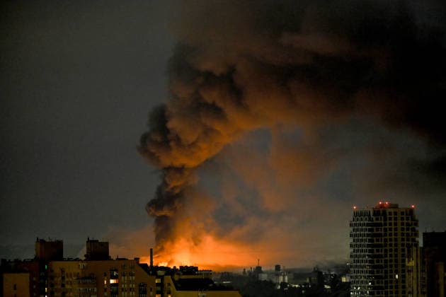 Russian troops strike Kyiv with ballistic missiles again A plume of thick black smoke rises from a fire caused by the impact of an overnight missile attack in Kyiv, Ukraine, on August 1, 2026. Kyiv Ukraine  Copyright: xEVGEN_KOTENKOx originalFilename: ukrinform-russiant260801_npX72.jpg
