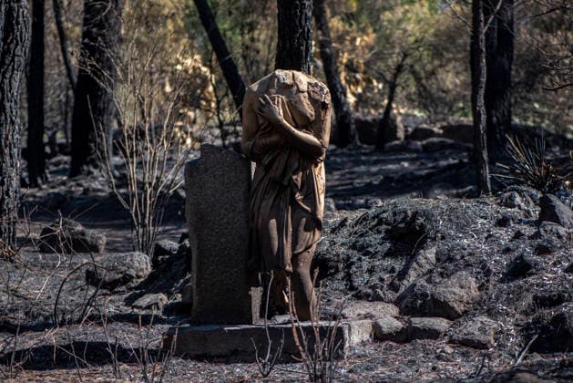 The fire in Burgohondo, Ávila, is progressing as expected, and 50 firefighters from Qatar have been deployed. A burned sculpture at the La Adrada Botanical Garden on August 1, 2026, in Ávila, Castile and León, Spain. The regional delegate of the Regional Government in Ávila, José Francisco Hernández Herrero, has stated that the Burgohondo wildfire is progressing as expected and has expressed confidence that it can be brought under complete control in the coming hours or days, although for the time being it remains at Level 2 on the Potential Severity Index (IGR) 2 AUGUST 1, 2026 FIRE NATURAL DISASTER BURNT LANDSCAPE CHARRED SMOKE GARDEN TIÉTAR VALLEY LA ADRADA CASAVIEJA PIEDRALAVES SCULPTURE La Adrada, Ávila, Castile and León La Adrada, Áv Copyright: xGabrixSolerax 7698515