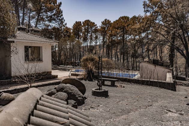 The Burgohondo, Ávila, wildfire is progressing as expected, and 50 firefighters from Catar Vista have been deployed one week after the fire broke out, on August 1, 2026, in La Adrada, Castile and León, Spain. The regional delegate of the Regional Government in Ávila, José Francisco Hernández Herrero, has stated that the Burgohondo wildfire is progressing as expected and has expressed confidence that it can be brought under complete control in the coming hours or days, although for the time being it remains at Level 2 on the Potential Severity Index (IGR) 2 AUGUST 2026 FIRE NATURAL DISASTER BURNT LANDSCAPE SMOKE GARDEN TIÉTAR VALLEY LA ADRADA CASAVIEJA PIEDRALAVES SCULPTURE DONKEYS CAR César Vallejo Rodrí La Adrada, Ávila, Castile and Leo L Copyright: xCÃ sarxVallejoxRodriguezx 7698628