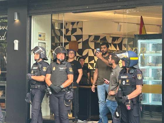 Migrants who crossed into Ceuta are returning to Morocco as businesses close, to regain their strength and cross again. Luis Alvise Pérez, Member of the European Parliament and leader of Se Acabó la Fiesta (SALF), takes refuge in a café on August 1, 2026, in Ceuta, Spain. Migrants who managed to swim into Ceuta in recent days are voluntarily returning to the Moroccan side, to the town of Castillejos, due to the widespread closure of stores and businesses in the autonomous city and the difficulty in accessing food and water, with the intention of eating, regaining their strength, and attempting to cross into Spain again. AUGUST 1, 2026 Gabriela Sardá Nún Ceuta Ceuta, Spain  Copyright: xGabrielaxSardaxNunezx 7698642