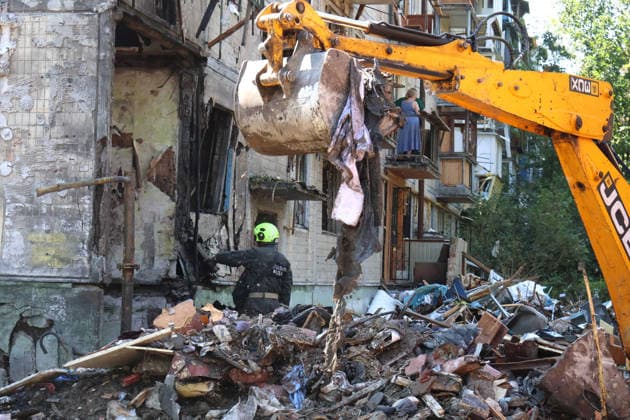 Response to Russian attack in Kyiv™s Solomianskyi district Kyiv City State Administration rescuers and municipal workers use specialised equipment to deal with the aftermath of a Russian missile strike in the Solomianskyi district, Kyiv, Ukraine, August 1, 2026. The missile partially destroyed a five-storey apartment block, where several flats were completely burnt out. Two people were killed and eight injured. Municipal services, charities, psychologists and law enforcement officers are working at the site. Residents of damaged flats are receiving essential assistance, while the destruction is being documented for future restoration. In total, nine people were killed, more than 30 wounded, and 20 buildings damaged in Kyiv as a result of Copyright: xPavloxBahmutx xUkrinformx xAvalonx 1120153259