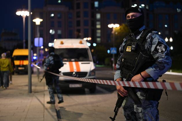 Explosion near Moscow cafe kills 3, injures at least 15 MOSCOW, RUSSIA - AUGUST 01: Police take security measures at the scene after an explosion occurred at a restaurant, causing a fire in Moscow, Russia, on August 01, 2026. According to initial reports, at least 3 people lost their lives and more than 15 others were injured in the blast. Natalia Kolesnikova Anadolu Moscow Russia. Editorial use only. Please get in touch for any other usage.  Copyright: x2026xAnadoluxNataliaxKolesnikovax