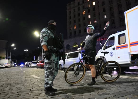 Russia Moscow Cafe Blast 9215813 01.08.2026 A member of Russia s National Guard stands guard near the site of an explosion that killed five people and injured 15 others at an outdoor cafe on Kudrinskaya Square in central Moscow, Russia. Kirill Zykov Sputnik Moscow Russia  Copyright: xKirillxZykovx