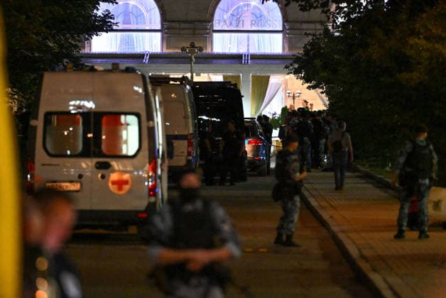 (260801) -- MOSCOW, Aug. 1, 2026 -- Security personnel work at the site of an explosion in Moscow, Russia, Aug. 1, 2026. Three people were killed and 21 others injured after an improvised explosive device detonated at a restaurant in central Moscow, Russia s National Anti-Terrorism Committee (NAC) said Saturday. According to the NAC, a woman attempted to bring the explosive device into the restaurant located near Kudrinskaya Square. She was killed when the device detonated. ) RUSSIA-MOSCOW-EXPLOSION FengxKaihua 