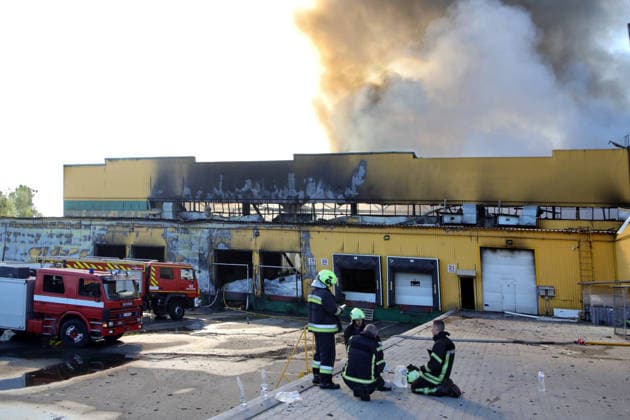 Russia strikes industrial facility in Kyiv region State Emergency Service rescue workers take a break from extinguishing a fire at a civilian industrial and logistics facility caused by an overnight attack, Vyshneve, Bucha district, Kyiv region, Ukraine, on August 1, 2026. Vyshneve Kyiv region Ukraine  Copyright: xVolodymyrxTarasovx originalFilename: ukrinform-russiast260801_npRop.jpg