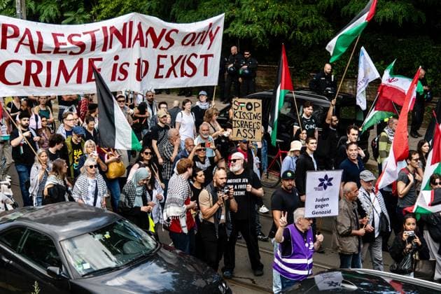 Pro-Palestinian Demonstration Held in Berlin BERLIN, Germany August 2026: Thousands of people march through the Prenzlauer Berg district of Berlin in solidarity with Palestine and against the ongoing war in Gaza. The demonstration, attended by families, children, and elderly participants, took place under heavy police presence. A counter-demonstration was also held by pro-Zionist groups, with police monitoring both gatherings. Berlin Germany Copyright: x xAndrÃ sxTrujillox xJNAxPressx