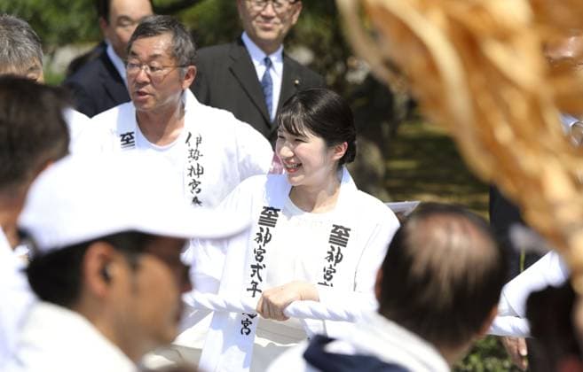 Princess Aiko visits Ise Jingu shrine Japanese Princess Aiko (C) joins others in pulling a rope to move a sacred tree trunk during a visit to Ise Jingu shrine in Ise, Mie Prefecture, central Japan, on Aug. 2, 2026, as part of the rites for the Shikinen Sengu shrine building reconstruction, conducted every 20 years. (Pool photo)  A14AA0005624812P
