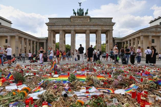 Berlin, Germany, August 2, 2026, Pariser Platz: In front of the Brandenburg Gate, mourners laid flowers to commemorate the victims of the attack on Christopher Street Day. Copyright: xdtsxNachrichtenagenturx dts_129178