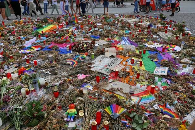 Berlin, Germany, August 2, 2026, Pariser Platz: In front of the Brandenburg Gate, mourners laid flowers to commemorate the victims of the attack on Christopher Street Day. Copyright: xdtsxNachrichtenagenturx dts_129179