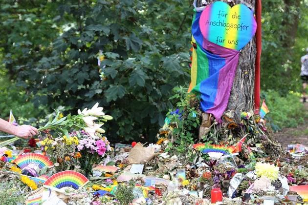 Berlin, Germany, August 2, 2026: Near the Tatort filming location in Tiergarten, a person lays flowers on the Ahornsteig. Copyright: xdtsxNachrichtenagenturx dts_129184