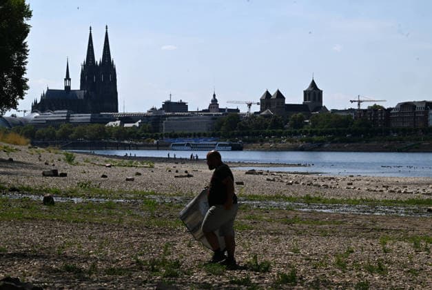 August 2, 2026, xophax, public life, Cologne, banks of the Rhine, Cologne Cathedral; low water levels on the Rhine from Cologne to Mühlheim; Rheinpark; Rhine water level in Cologne reaches record low; Cologne
