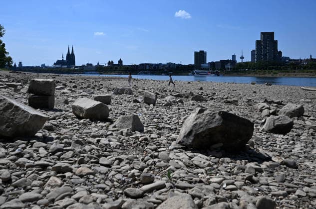 August 2, 2026, xophax, public life, Cologne, banks of the Rhine, Cologne Cathedral; low water levels on the Rhine from Cologne to Mühlheim; Rheinpark; Rhine water level in Cologne reaches record low; Cologne