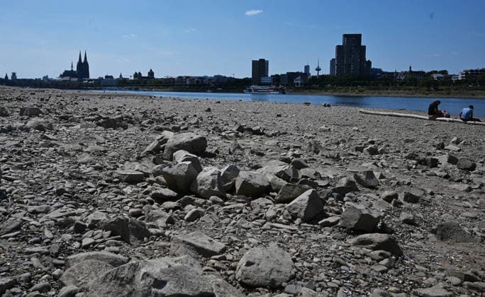 August 2, 2026, xophax, public life, Cologne, banks of the Rhine, Cologne Cathedral; low water levels on the Rhine from Cologne to Mühlheim; Rheinpark; Rhine water level in Cologne reaches record low; Cologne