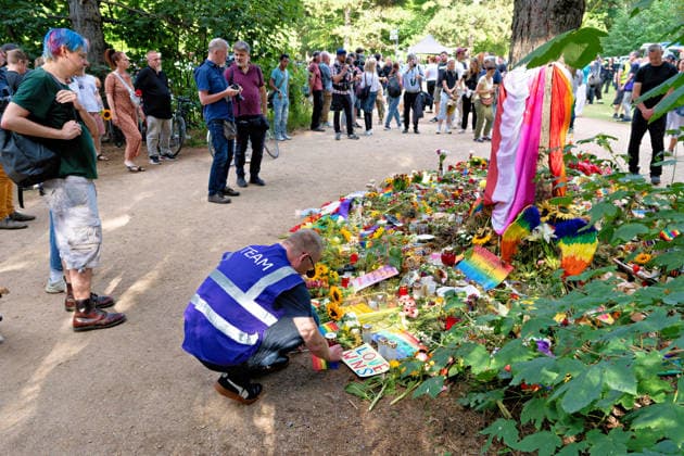 Berlin, August 2, 2026: Several thousand people gathered today, Sunday, at the Tiergarten for a vigil following the CSD terrorist attack on Saturday, July 25, 2026. in the Tiergarten, several thousand people gathered today, Sunday. They gathered near the site of the attack to commemorate the victims. Among the participants were Berlin’s Gov
