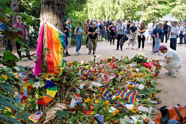 Berlin, August 2, 2026: Several thousand people gathered today, Sunday, at the Tiergarten for a vigil following the CSD terrorist attack on Saturday, July 25, 2026. in the Tiergarten, several thousand people gathered today, Sunday. They gathered near the site of the attack to commemorate the victims. Among the participants were Berlin’s Gov