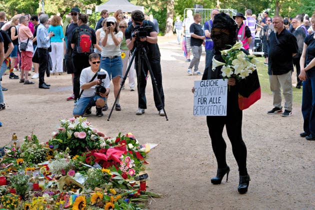 Berlin, August 2, 2026: Several thousand people gathered today, Sunday, at the Tiergarten for a vigil following the CSD terrorist attack on Saturday, July 25, 2026. in the Tiergarten, several thousand people gathered today, Sunday. They gathered near the site of the attack to commemorate the victims. Among the participants were Berlin’s Gov