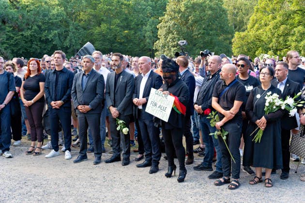 Berlin, August 2, 2026: Several thousand people gathered today, Sunday, at the Tiergarten for a vigil following the CSD terrorist attack on Saturday, July 25, 2026. in the Tiergarten, several thousand people gathered today, Sunday. They gathered near the site of the attack to commemorate the victims. Among the participants were Berlin’s Gov