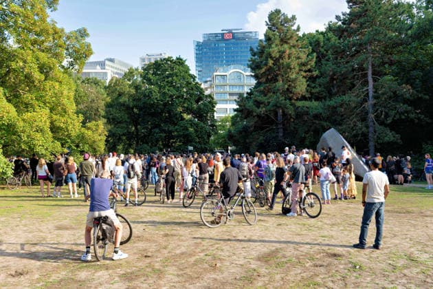 Berlin, August 2, 2026: Several thousand people gathered today, Sunday, at the Tiergarten for a vigil following the CSD terrorist attack on Saturday, July 25, 2026. in the Tiergarten, several thousand people gathered today, Sunday. They gathered near the site of the attack to commemorate the victims. Among the participants were Berlin’s Gov