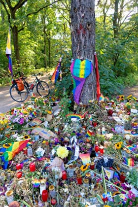 Berlin, August 2, 2026: Several thousand people gathered today, Sunday, at the Tiergarten for a vigil following the CSD terrorist attack on Saturday, July 25, 2026. in the Tiergarten, several thousand people gathered today, Sunday. They gathered near the site of the attack to commemorate the victims. Among the participants were Berlin’s Gov