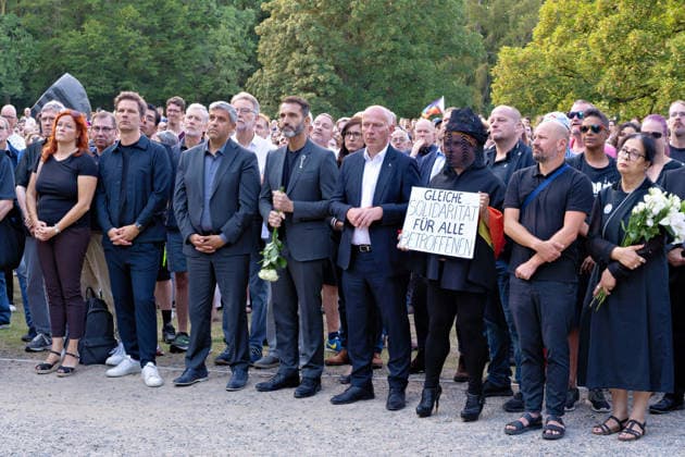 Berlin, August 2, 2026: Several thousand people gathered today, Sunday, at the Tiergarten for a vigil following the CSD terrorist attack on Saturday, July 25, 2026. in the Tiergarten, several thousand people gathered today, Sunday. They gathered near the site of the attack to commemorate the victims. Among the participants were Berlin’s Gov