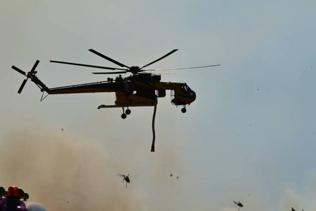 News Bilder des Tages Wildfire spreads in Greece s Attica region - Helicopters and Firefighters try to extinguish wildfire burning for 3d day in Attica, Greece, on Aug. 2, 2026. During the operation, two crew have died after two firefighting helicopters collided. A British pilot and a Greek crew member survived the crash, and have been taken to hospital for treatment. The collision happened in Psatha, a coastal area west of Athens. The fire continues to burn in the Megara area with a new front detected in the Industrial Area. IMAGO ONE INCH PRODUCTION ATHENS GREECE Copyright: xOnexInchxProductionsx 7049600