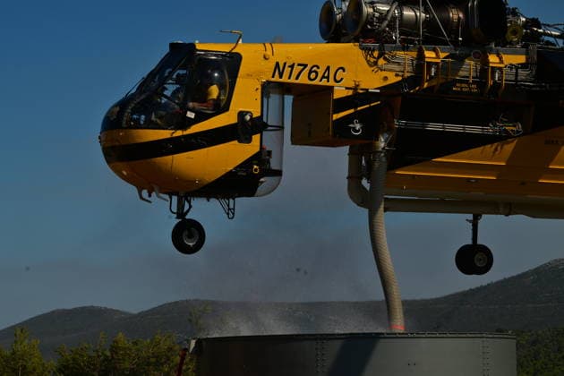 Wildfire spreads in Greece s Attica region - Helicopters and Firefighters try to extinguish wildfire burning for 3d day in Attica, Greece, on Aug. 2, 2026. During the operation, two crew have died after two firefighting helicopters collided. A British pilot and a Greek crew member survived the crash, and have been taken to hospital for treatment. The collision happened in Psatha, a coastal area west of Athens. The fire continues to burn in the Megara area with a new front detected in the Industrial Area. IMAGO ONE INCH PRODUCTION ATHENS GREECE Copyright: xOnexInchxProductionsx 7049613