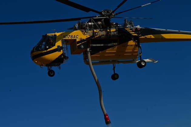 Wildfire spreads in Greece s Attica region - Helicopters and Firefighters try to extinguish wildfire burning for 3d day in Attica, Greece, on Aug. 2, 2026. During the operation, two crew have died after two firefighting helicopters collided. A British pilot and a Greek crew member survived the crash, and have been taken to hospital for treatment. The collision happened in Psatha, a coastal area west of Athens. The fire continues to burn in the Megara area with a new front detected in the Industrial Area. IMAGO ONE INCH PRODUCTION ATHENS GREECE Copyright: xOnexInchxProductionsx 7049615