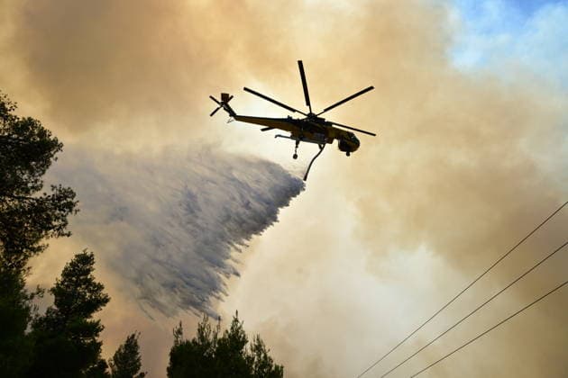 Wildfire spreads in Greece s Attica region - Helicopters and Firefighters try to extinguish wildfire burning for 3d day in Attica, Greece, on Aug. 2, 2026. During the operation, two crew have died after two firefighting helicopters collided. A British pilot and a Greek crew member survived the crash, and have been taken to hospital for treatment. The collision happened in Psatha, a coastal area west of Athens. The fire continues to burn in the Megara area with a new front detected in the Industrial Area. IMAGO ONE INCH PRODUCTION ATHENS GREECE Copyright: xOnexInchxProductionsx 7049459