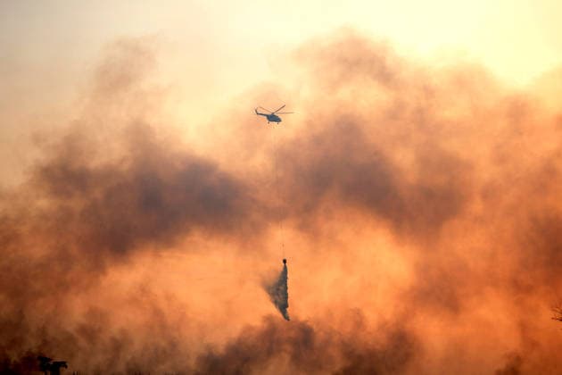 (260803) -- SOUTH SUMATRA, Aug. 3, 2026 -- This photo taken on Aug. 2, 2026 shows a helicopter dumping water to extinguish a peatland fire in Ogan Ilir regency, South Sumatra province, Indonesia. Indonesia recorded more than 5,000 wildfire hotspots as of mid-July 2026, with the cumulative increase outpacing previous El Nino years, the Meteorology, Climatology and Geophysics Agency said Thursday. (Photo by Xinhua) INDONESIA-SOUTH SUMATRA-PEATLAND FIRE MuhamadxFadjri 