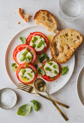 Plated Caprese salad with basil pesto and toasted bread Kingston, Ontario, Canada CR_DOHO26080284-2091584-01 ,model released, Symbolfoto ,property released
