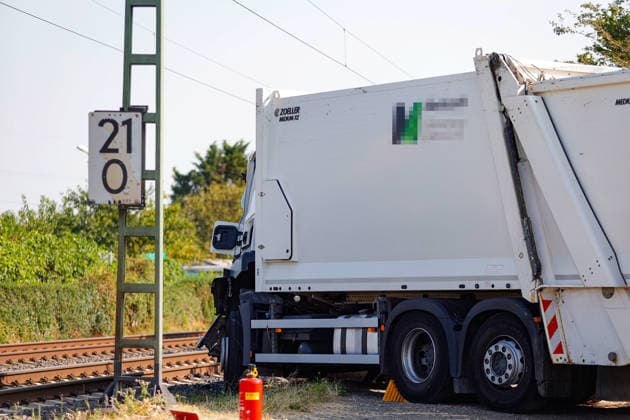 S-Bahn Collides with Garbage Truck; Driver Seriously Injured; Train Service Suspended On August 3, 2026, at approximately 9:10 a.m., an S-Bahn train on Line 1 collided with a garbage truck on Flörsheimer Bahnweg. The driver of th