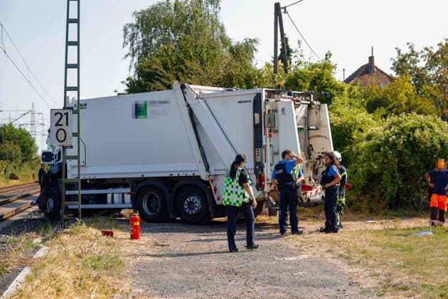 S-Bahn Collides with Garbage Truck; Driver Seriously Injured; Train Service Suspended On August 3, 2026, at approximately 9:10 a.m., an S-Bahn train on Line 1 collided with a garbage truck on Flörsheimer Bahnweg. The driver of th