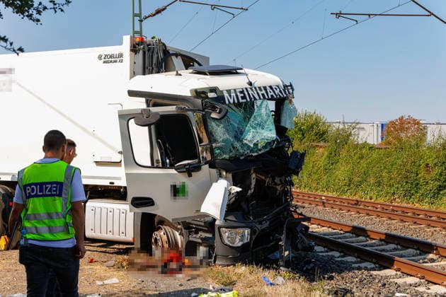 S-Bahn Collides with Garbage Truck; Driver Seriously Injured; Train Service Suspended On August 3, 2026, at approximately 9:10 a.m., an S-Bahn train on Line 1 collided with a garbage truck on Flörsheimer Bahnweg. The driver of th