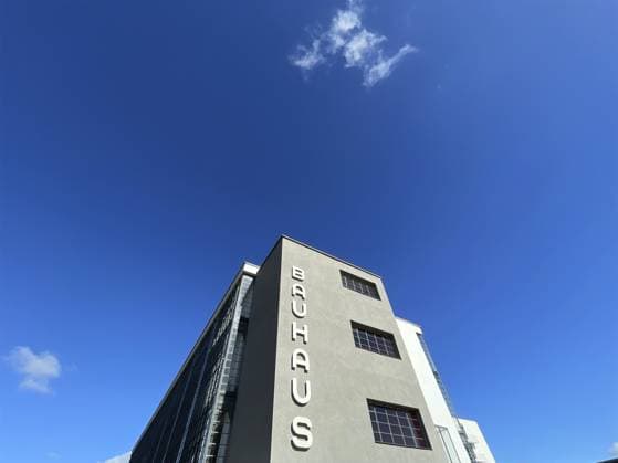 Das berühmte Bauhaus-Gebäude in Dessau. Architekt: Walter Gropius. Erbaut 1925 - 1926. Wegweisendes Beispiel für die moderne funktionalistische Architektur. Das Gebäude besticht durch große Schriftzüge und Fenster im industriellen Stil, die eine Brücke zwischen Kunst und Industrie schlagen sollen. Es gehört heute zum UNESCO-Weltkulturerbe und beherbergt die Stiftung Bauhaus Dessau. Gropiusallee 3806846 Dessau-Roßlau, Deutschland The famous Bauhaus building in Dessau. Architect: Walter Gropius. Built 1925 - 1926. Groundbreaking example of modern functionalist architecture. The building impresses with large industrial-style lettering and windows, which are intended to bridge the gap between art and industry. It is now a UNESCO World Herit Copyright: imageBROKER FotothekxMaixLeipzig ibljwp18659704.jpg