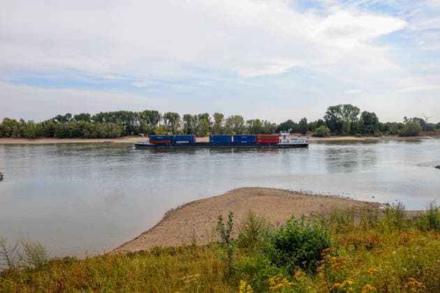 Low Rhine Water Level at the Rees Gauge: The Federal Waterways and Shipping Administration published a water level of 32 cm for August 3, 2026. The low water level poses a problem for inland waterway shipping. If it drops too far, vessels will no longer be allowed to carry a full load. Rees, North Rhine-Westphalia, DEU, Germany, August 3, 2026