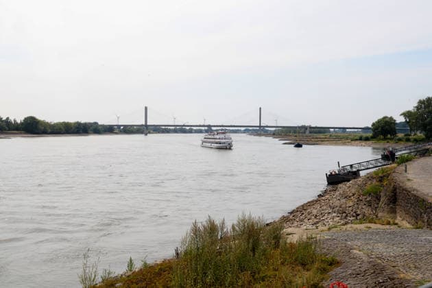 Low Rhine Water Level at the Rees Gauge Station: The Federal Waterways and Shipping Administration published a water level of 32 cm for August 3, 2026. The low water level poses a problem for inland waterway shipping. If it drops too low, vessels will no longer be allowed to carry a full load. Rees, North Rhine-Westphalia, DEU, Germany, August 3, 2026