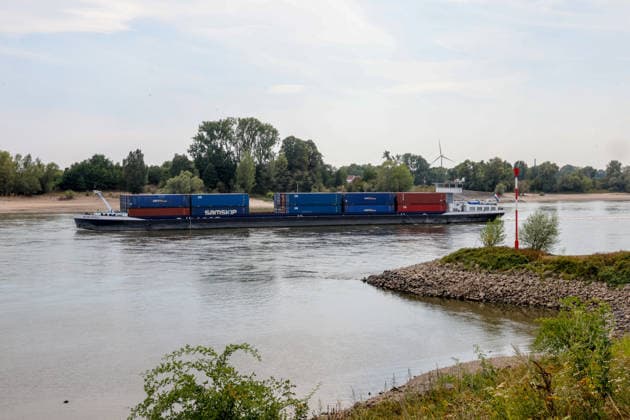 Low Rhine Water Level at the Rees Gauge Station: The Federal Waterways and Shipping Administration published a water level of 32 cm for August 3, 2026. The low water level poses a problem for inland waterway shipping. If it drops too low, vessels will no longer be allowed to carry a full load. Rees, North Rhine-Westphalia, DEU, Germany, August 3, 2026