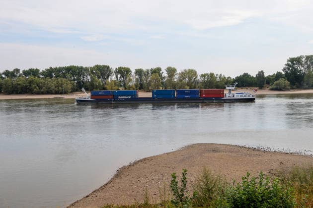 Low Rhine Water Level at the Rees Gauge Station: The Federal Waterways and Shipping Administration published a water level of 32 cm for August 3, 2026. The low water level poses a problem for inland waterway shipping. If it drops too low, vessels will no longer be allowed to carry a full load. Rees, North Rhine-Westphalia, DEU, Germany, August 3, 2026