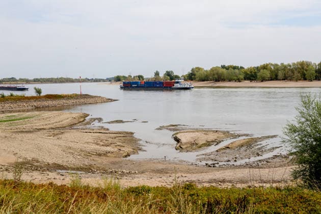 Low Rhine Water Level at the Rees Gauge Station: The Federal Waterways and Shipping Administration published a water level of 32 cm for August 3, 2026. The low water level poses a problem for inland waterway shipping. If it drops too low, vessels will no longer be allowed to carry a full load. Rees, North Rhine-Westphalia, DEU, Germany, August 3, 2026