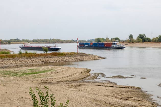 Low Rhine Water Level at the Rees Gauge Station: The Federal Waterways and Shipping Administration published a water level of 32 cm for August 3, 2026. The low water level poses a problem for inland waterway shipping. If it drops too low, vessels will no longer be allowed to carry a full load. Rees, North Rhine-Westphalia, DEU, Germany, August 3, 2026