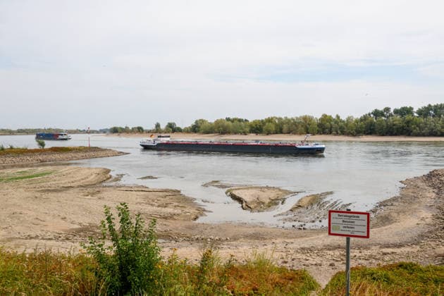 Low Rhine Water Level at the Rees Gauge Station: The Federal Waterways and Shipping Administration published a water level of 32 cm for August 3, 2026. The low water level poses a problem for inland waterway shipping. If it drops too low, vessels will no longer be allowed to carry a full load. Rees, North Rhine-Westphalia, DEU, Germany, August 3, 2026