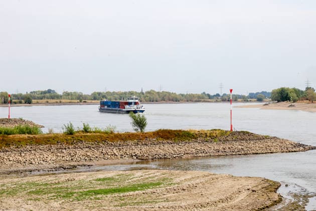 Low Rhine Water Level at the Rees Gauge Station: The Federal Waterways and Shipping Administration published a water level of 32 cm for August 3, 2026. The low water level poses a problem for inland waterway shipping. If it drops too low, vessels will no longer be allowed to carry a full load. Rees, North Rhine-Westphalia, DEU, Germany, August 3, 2026