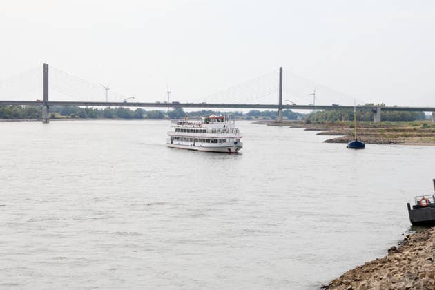 Low Rhine Water Level at the Rees Gauge Station: The Federal Waterways and Shipping Administration published a water level of 32 cm for August 3, 2026. The low water level poses a problem for inland waterway shipping. If it drops too low, vessels will no longer be allowed to carry a full load. Rees, North Rhine-Westphalia, DEU, Germany, August 3, 2026
