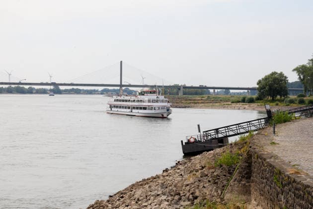 Low Rhine Water Level at the Rees Gauge Station: The Federal Waterways and Shipping Administration published a water level of 32 cm for August 3, 2026. The low water level poses a problem for inland waterway shipping. If it drops too low, vessels will no longer be allowed to carry a full load. Rees, North Rhine-Westphalia, DEU, Germany, August 3, 2026