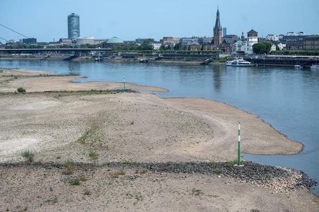 The Rhine near Düsseldorf’s Old Town is at an extremely low water level ** FOR EDITORIAL USE ONLY ** EDITORIAL USE ONLY ** p The Rhine near Düsseldorf’s Old Town is at an extremely low water level, photographed on Monday, August 3, 2026, Germany, North Rhine-Westphalia, Düsseldorf. Copyright KaixKitschenberg Copyright: KaixKitschenberg doc86zzk8qrq5iawvdegd9 ,EDITORIAL USE ONLY Copyright: KaixKitschenberg