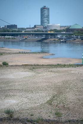 The Rhine near Düsseldorf’s Old Town is at an extremely low water level ** FOR EDITORIAL USE ONLY ** EDITORIAL USE ONLY ** p The Rhine near Düsseldorf’s Old Town is at an extremely low water level, photographed on Monday, August 3, 2026, Germany, North Rhine-Westphalia, Düsseldorf. Copyright KaixKitschenberg Copyright: KaixKitschenberg doc86zzk9dkrhepzr9tfzo ,EDITORIAL USE ONLY Copyright: KaixKitschenberg