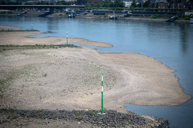The Rhine near Düsseldorf’s Old Town is at an extremely low water level ** FOR EDITORIAL USE ONLY ** EDITORIAL USE ONLY ** p The Rhine near Düsseldorf’s Old Town is at an extremely low water level, photographed on Monday, August 3, 2026, Germany, North Rhine-Westphalia, Düsseldorf. Copyright KaixKitschenberg Copyright: KaixKitschenberg doc86zzk9m28zd16d3wbjvz ,EDITORIAL USE ONLY Copyright: KaixKitschenberg